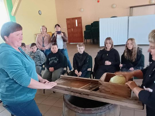 Gm. Izbica. Warsztaty kiszenia kapusty w Szkole Podstawowej w Tarzymiechach [GALERIA ZDJĘĆ] 