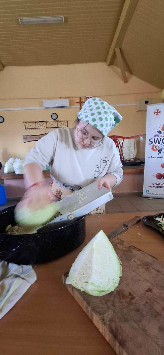 Gm. Izbica. Warsztaty kiszenia kapusty w Szkole Podstawowej w Tarzymiechach [GALERIA ZDJĘĆ] 