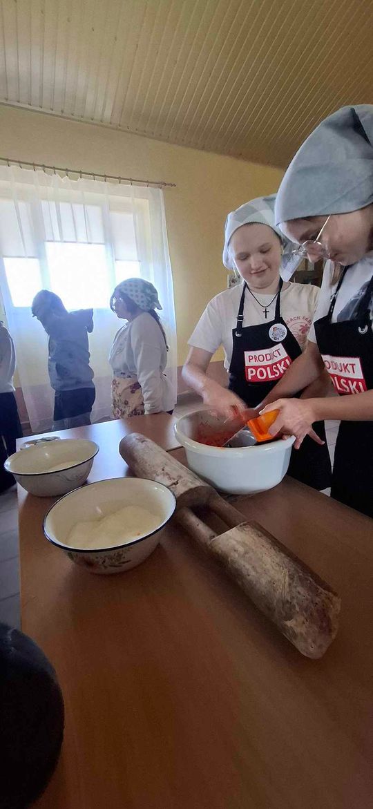 Gm. Izbica. Warsztaty kiszenia kapusty w Szkole Podstawowej w Tarzymiechach [GALERIA ZDJĘĆ] 