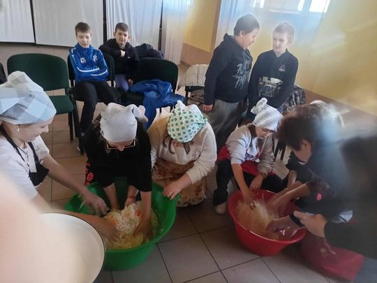 Gm. Izbica. Warsztaty kiszenia kapusty w Szkole Podstawowej w Tarzymiechach [GALERIA ZDJĘĆ] 
