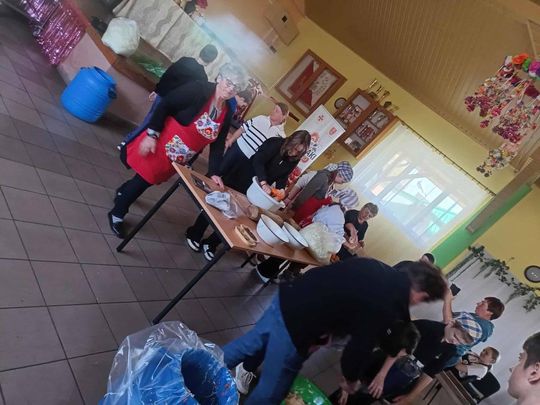 Gm. Izbica. Warsztaty kiszenia kapusty w Szkole Podstawowej w Tarzymiechach [GALERIA ZDJĘĆ] 