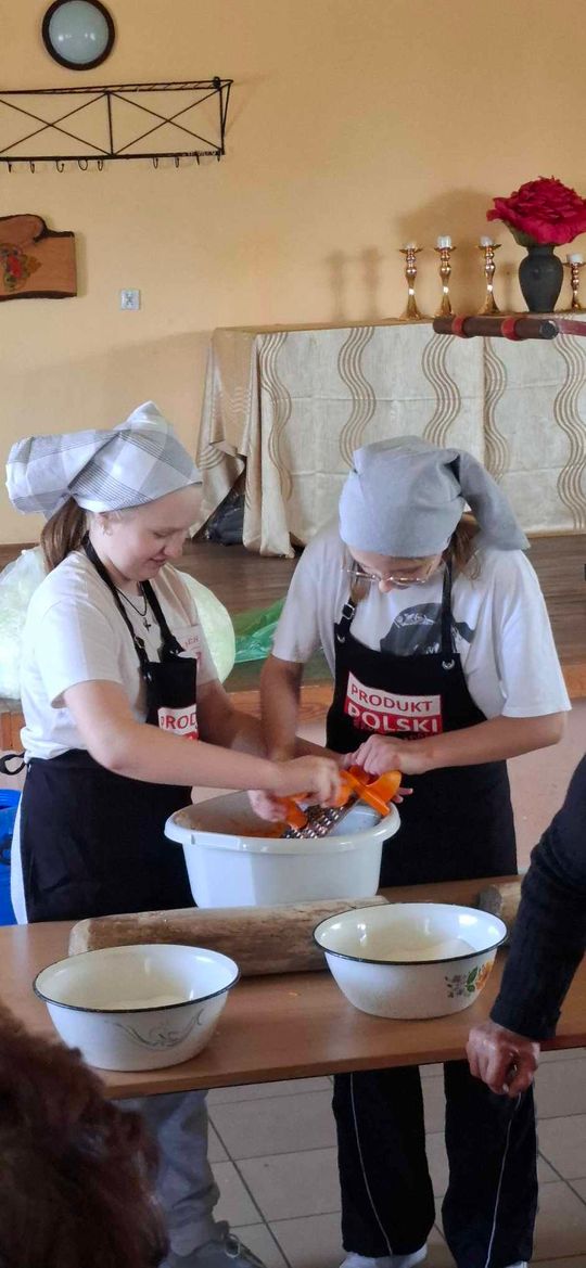 Gm. Izbica. Warsztaty kiszenia kapusty w Szkole Podstawowej w Tarzymiechach [GALERIA ZDJĘĆ] 