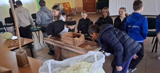 Gm. Izbica. Warsztaty kiszenia kapusty w Szkole Podstawowej w Tarzymiechach [GALERIA ZDJĘĆ] 