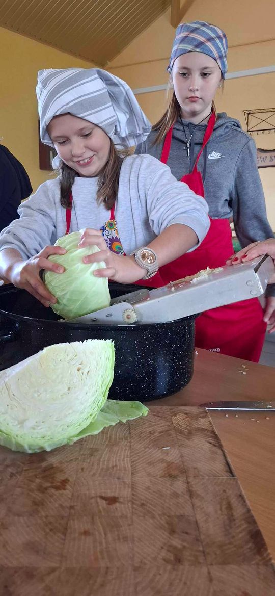 Gm. Izbica. Warsztaty kiszenia kapusty w Szkole Podstawowej w Tarzymiechach [GALERIA ZDJĘĆ] 
