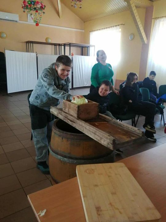 Gm. Izbica. Warsztaty kiszenia kapusty w Szkole Podstawowej w Tarzymiechach [GALERIA ZDJĘĆ] 