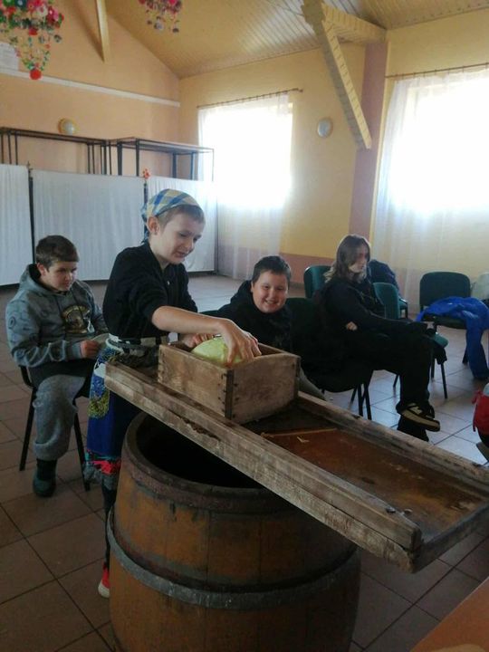 Gm. Izbica. Warsztaty kiszenia kapusty w Szkole Podstawowej w Tarzymiechach [GALERIA ZDJĘĆ] 