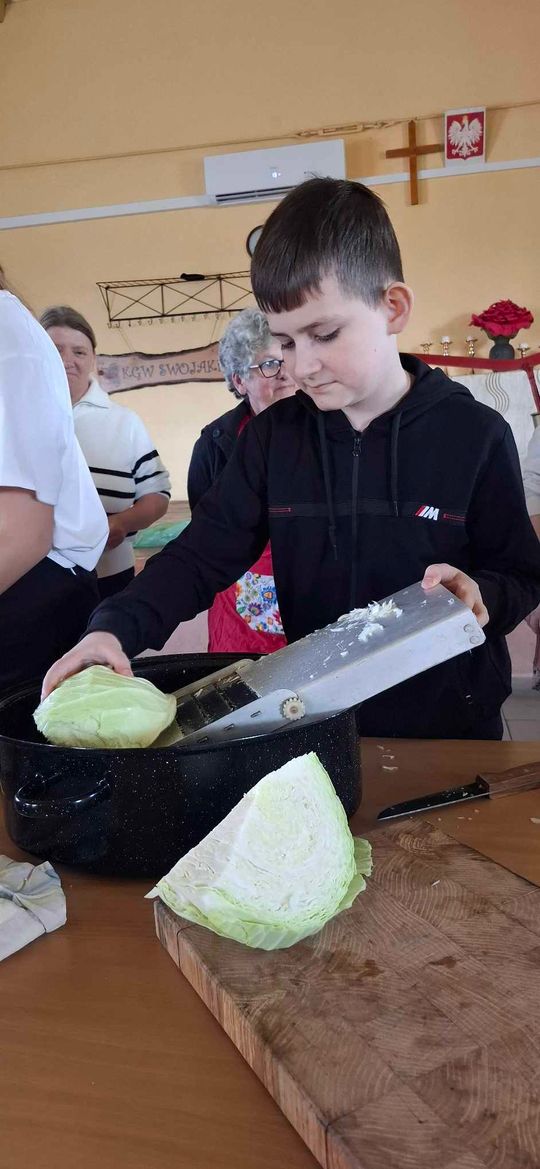 Gm. Izbica. Warsztaty kiszenia kapusty w Szkole Podstawowej w Tarzymiechach [GALERIA ZDJĘĆ] 
