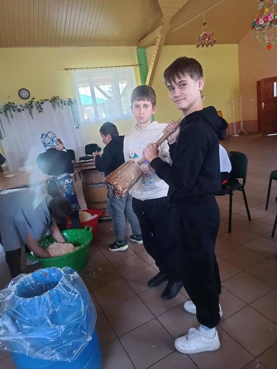 Gm. Izbica. Warsztaty kiszenia kapusty w Szkole Podstawowej w Tarzymiechach [GALERIA ZDJĘĆ] 