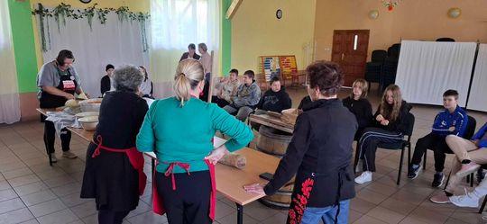 Gm. Izbica. Warsztaty kiszenia kapusty w Szkole Podstawowej w Tarzymiechach [GALERIA ZDJĘĆ] 