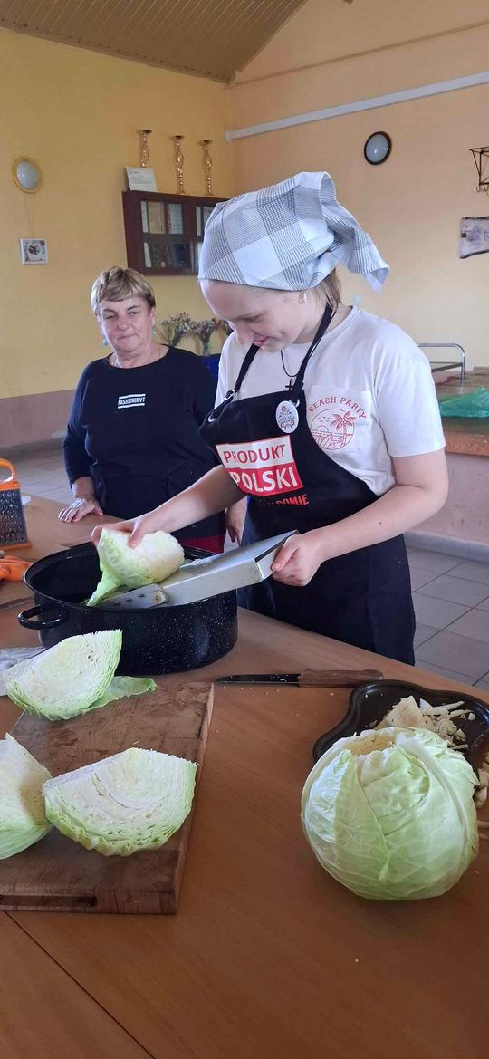 Gm. Izbica. Warsztaty kiszenia kapusty w Szkole Podstawowej w Tarzymiechach [GALERIA ZDJĘĆ] 