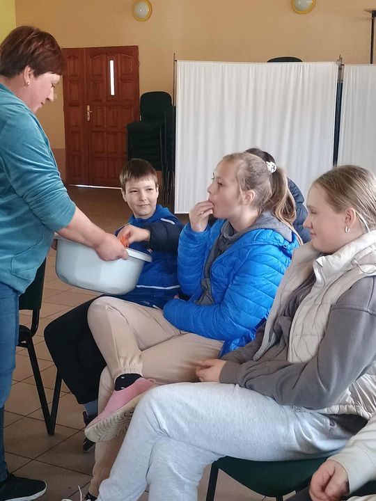 Gm. Izbica. Warsztaty kiszenia kapusty w Szkole Podstawowej w Tarzymiechach [GALERIA ZDJĘĆ] 