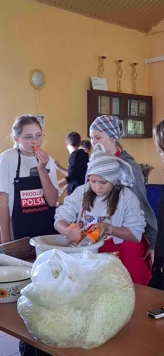 Gm. Izbica. Warsztaty kiszenia kapusty w Szkole Podstawowej w Tarzymiechach [GALERIA ZDJĘĆ] 