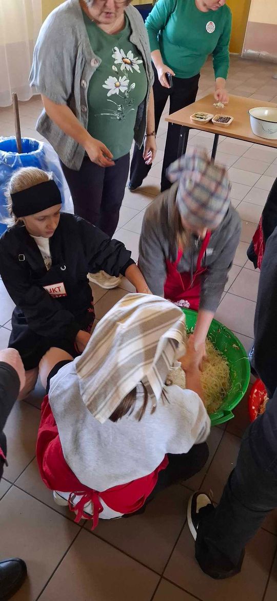 Gm. Izbica. Warsztaty kiszenia kapusty w Szkole Podstawowej w Tarzymiechach [GALERIA ZDJĘĆ] 