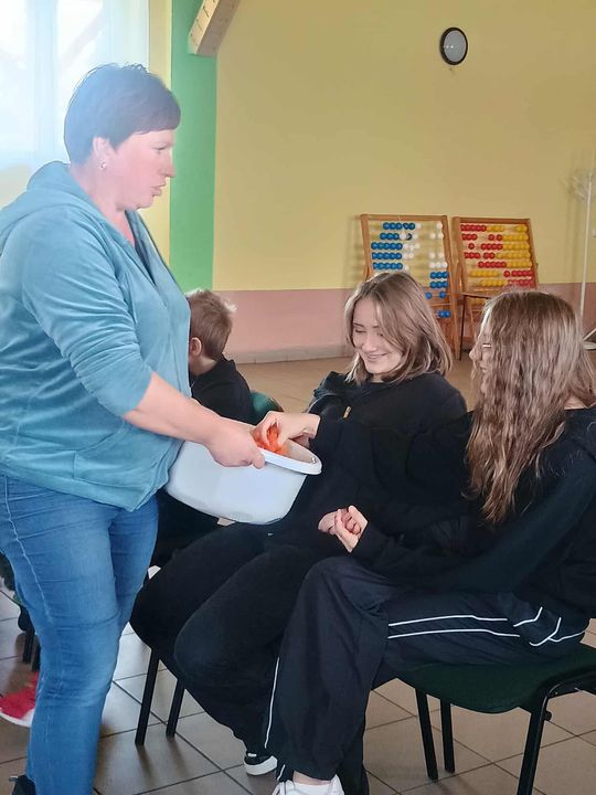 Gm. Izbica. Warsztaty kiszenia kapusty w Szkole Podstawowej w Tarzymiechach [GALERIA ZDJĘĆ] 