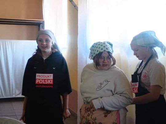 Gm. Izbica. Warsztaty kiszenia kapusty w Szkole Podstawowej w Tarzymiechach [GALERIA ZDJĘĆ] 