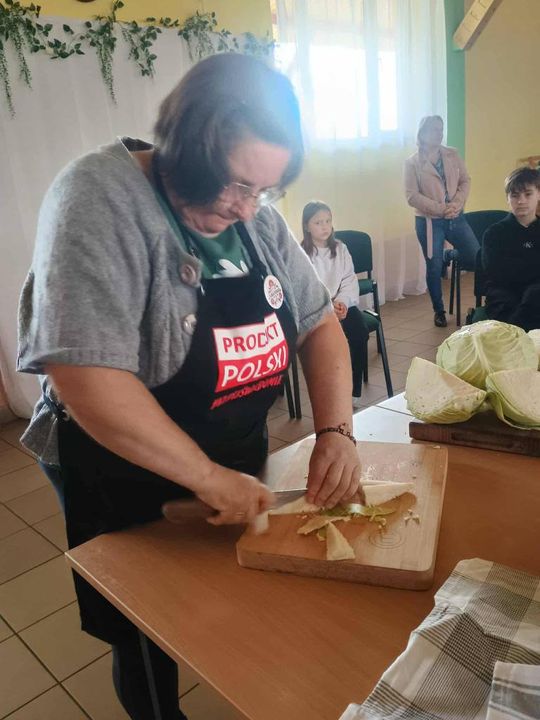 Gm. Izbica. Warsztaty kiszenia kapusty w Szkole Podstawowej w Tarzymiechach [GALERIA ZDJĘĆ] 