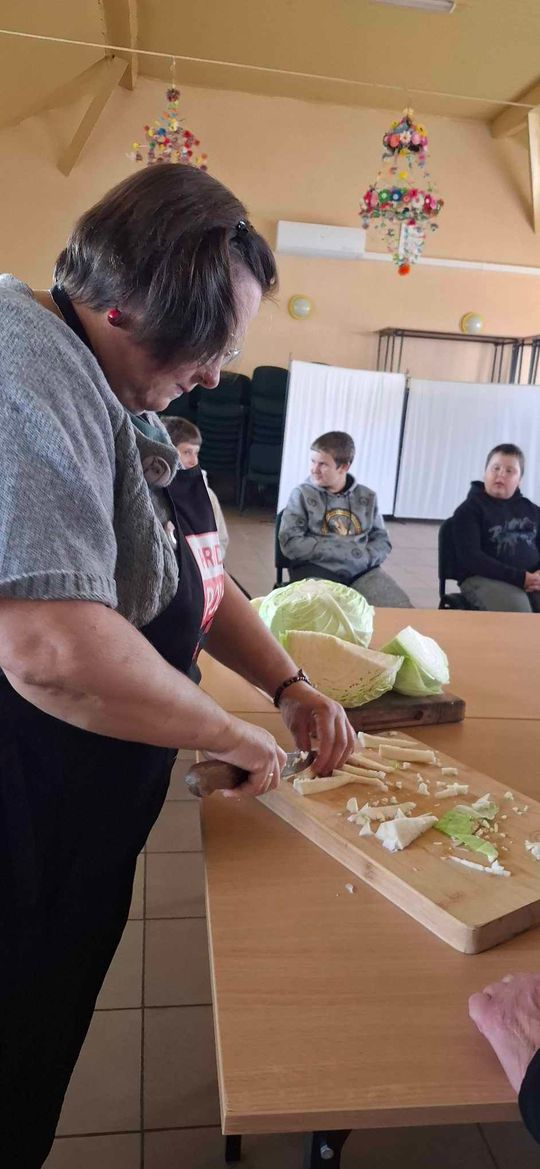 Gm. Izbica. Warsztaty kiszenia kapusty w Szkole Podstawowej w Tarzymiechach [GALERIA ZDJĘĆ] 