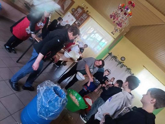 Gm. Izbica. Warsztaty kiszenia kapusty w Szkole Podstawowej w Tarzymiechach [GALERIA ZDJĘĆ] 