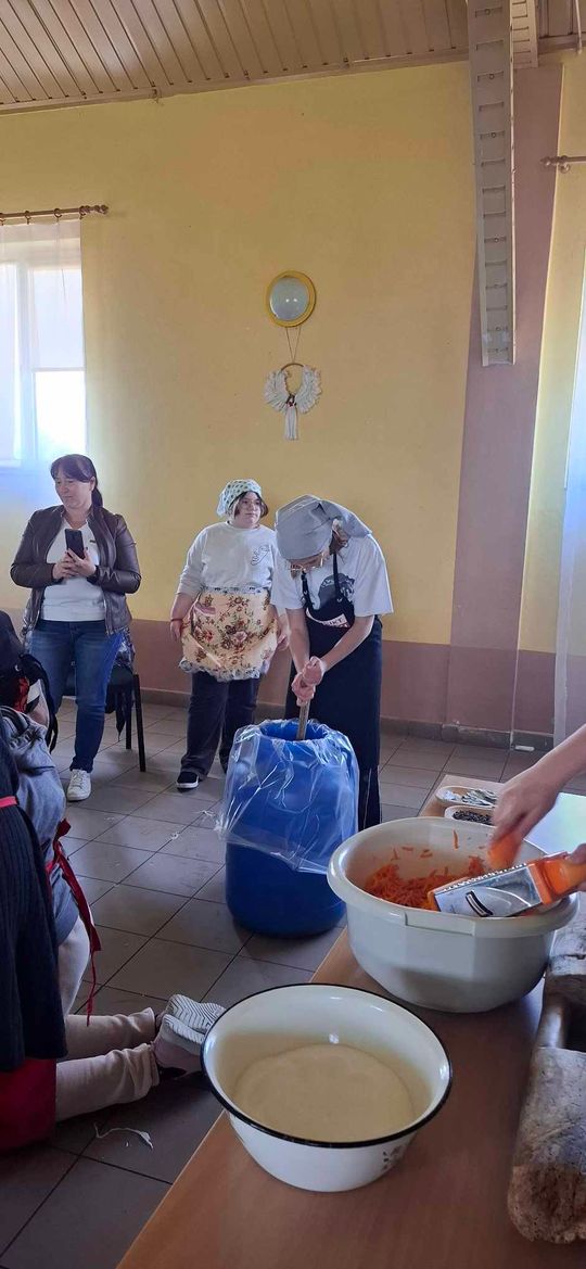 Gm. Izbica. Warsztaty kiszenia kapusty w Szkole Podstawowej w Tarzymiechach [GALERIA ZDJĘĆ] 