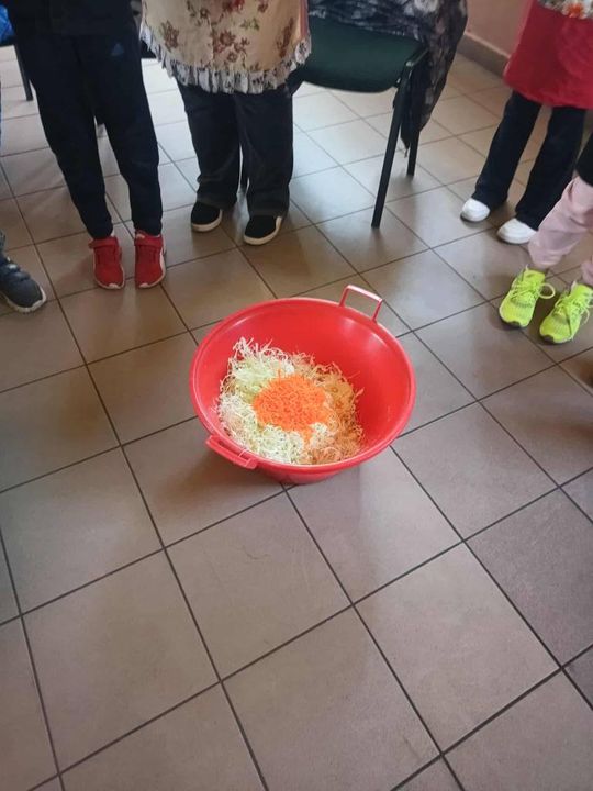 Gm. Izbica. Warsztaty kiszenia kapusty w Szkole Podstawowej w Tarzymiechach [GALERIA ZDJĘĆ] 