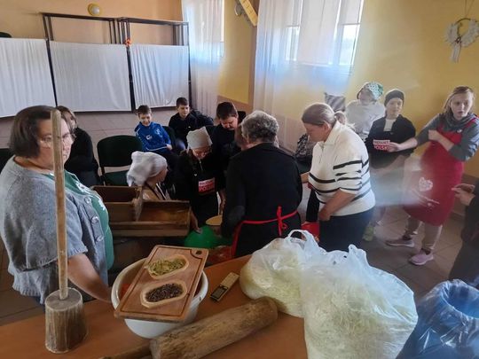 Gm. Izbica. Warsztaty kiszenia kapusty w Szkole Podstawowej w Tarzymiechach [GALERIA ZDJĘĆ] 