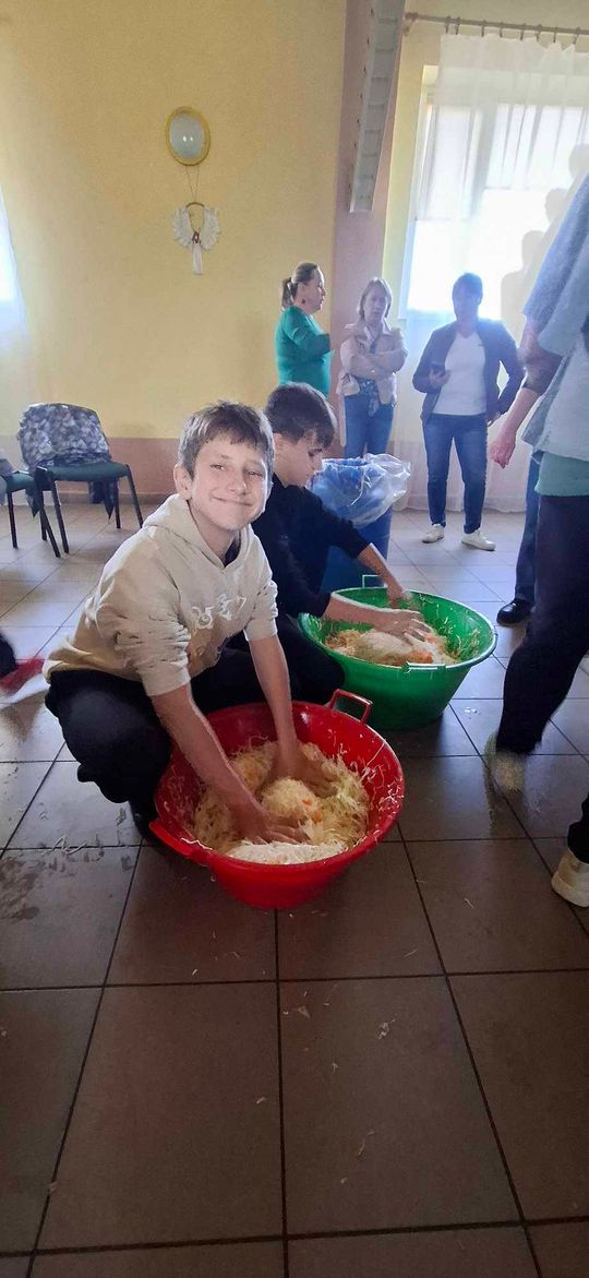 Gm. Izbica. Warsztaty kiszenia kapusty w Szkole Podstawowej w Tarzymiechach [GALERIA ZDJĘĆ] 