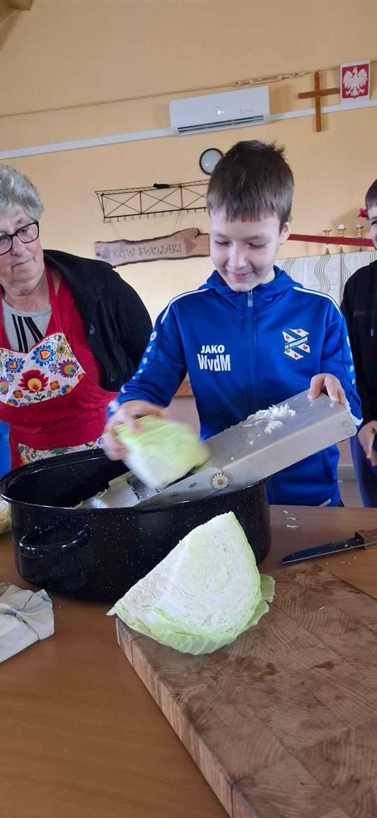 Gm. Izbica. Warsztaty kiszenia kapusty w Szkole Podstawowej w Tarzymiechach [GALERIA ZDJĘĆ] 