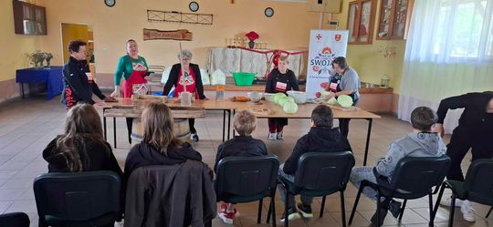 Gm. Izbica. Warsztaty kiszenia kapusty w Szkole Podstawowej w Tarzymiechach [GALERIA ZDJĘĆ] 