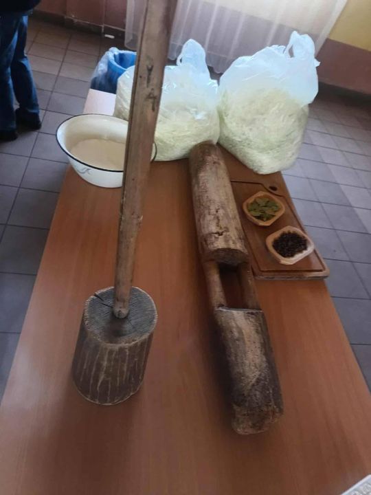 Gm. Izbica. Warsztaty kiszenia kapusty w Szkole Podstawowej w Tarzymiechach [GALERIA ZDJĘĆ] 