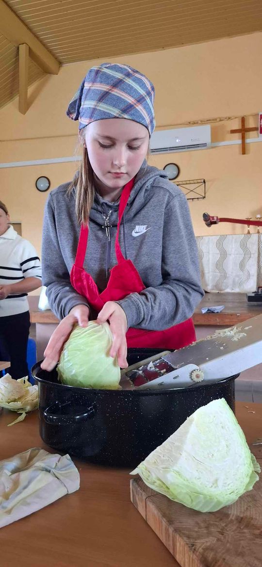 Gm. Izbica. Warsztaty kiszenia kapusty w Szkole Podstawowej w Tarzymiechach [GALERIA ZDJĘĆ] 