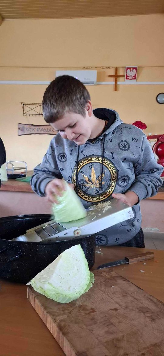 Gm. Izbica. Warsztaty kiszenia kapusty w Szkole Podstawowej w Tarzymiechach [GALERIA ZDJĘĆ] 