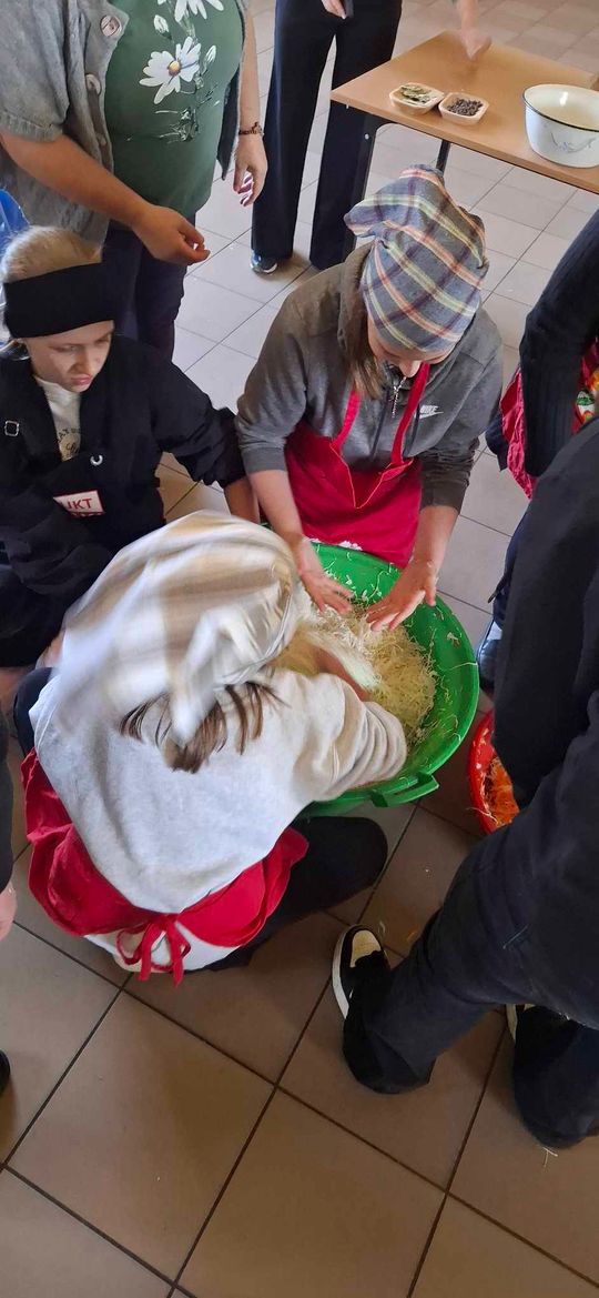 Gm. Izbica. Warsztaty kiszenia kapusty w Szkole Podstawowej w Tarzymiechach [GALERIA ZDJĘĆ] 