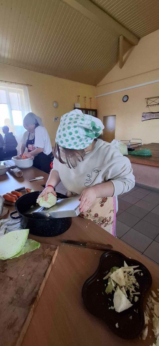 Gm. Izbica. Warsztaty kiszenia kapusty w Szkole Podstawowej w Tarzymiechach [GALERIA ZDJĘĆ] 