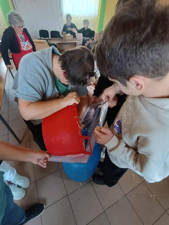 Gm. Izbica. Warsztaty kiszenia kapusty w Szkole Podstawowej w Tarzymiechach [GALERIA ZDJĘĆ] 