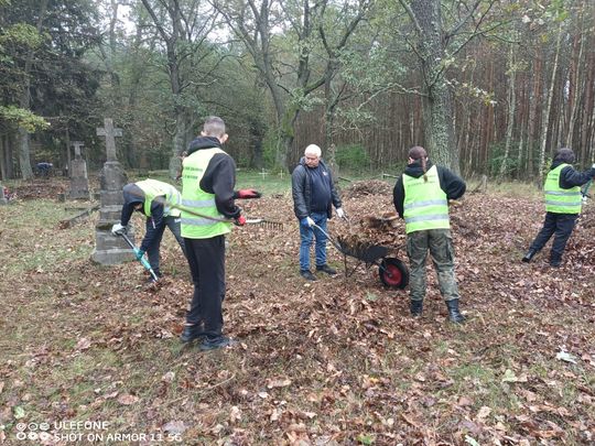 Pow. włodawski. Porządkowali cmentarze w Żdżarce i Lucie