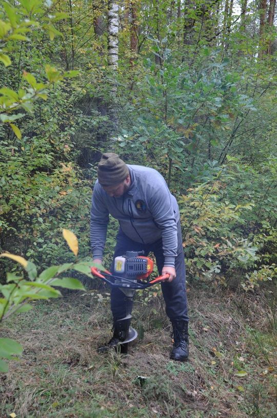 Pow. włodawski. Porządkowali cmentarze w Żdżarce i Lucie