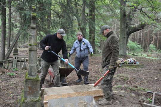 Pow. włodawski. Porządkowali cmentarze w Żdżarce i Lucie