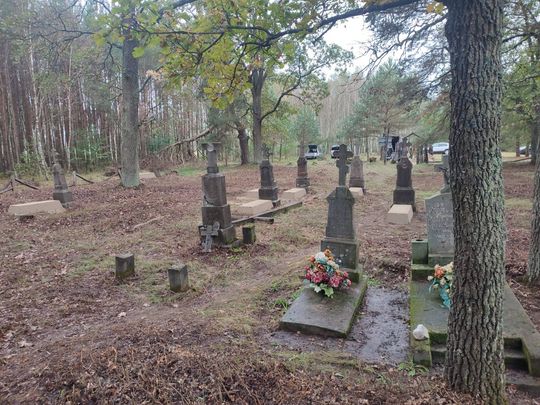 Pow. włodawski. Porządkowali cmentarze w Żdżarce i Lucie