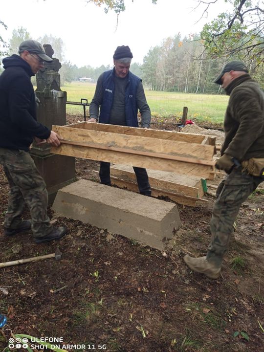 Pow. włodawski. Porządkowali cmentarze w Żdżarce i Lucie