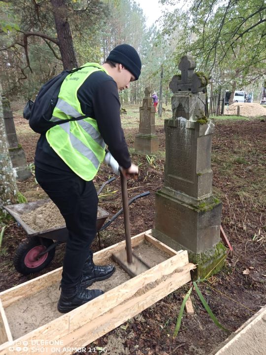 Pow. włodawski. Porządkowali cmentarze w Żdżarce i Lucie