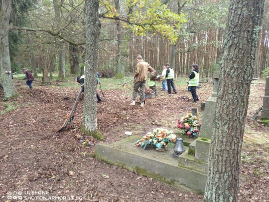 Pow. włodawski. Porządkowali cmentarze w Żdżarce i Lucie