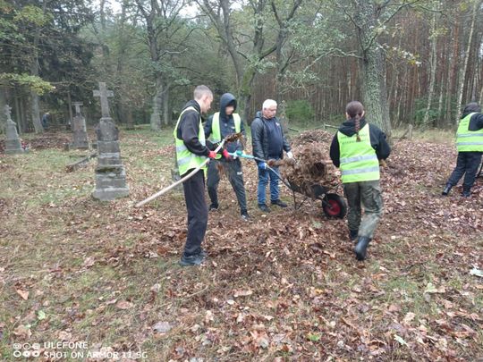 Pow. włodawski. Porządkowali cmentarze w Żdżarce i Lucie
