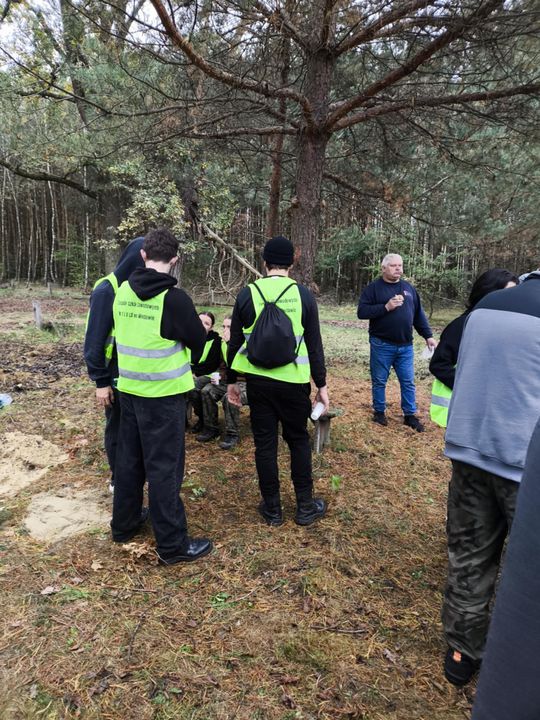 Pow. włodawski. Porządkowali cmentarze w Żdżarce i Lucie
