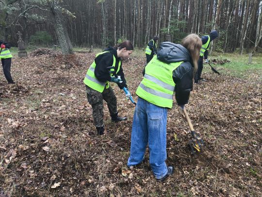 Pow. włodawski. Porządkowali cmentarze w Żdżarce i Lucie