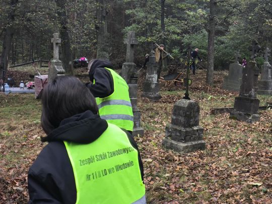 Pow. włodawski. Porządkowali cmentarze w Żdżarce i Lucie