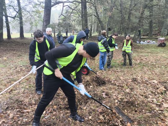 Pow. włodawski. Porządkowali cmentarze w Żdżarce i Lucie