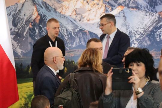 Mieszkańcy Tomaszowa Lubelskiego w oczekiwaniu na Karola Nawrockiego [ZDJĘCIA]