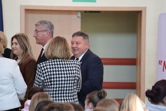 Mieszkańcy Tomaszowa Lubelskiego w oczekiwaniu na Karola Nawrockiego [ZDJĘCIA]