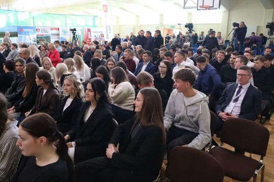 Mieszkańcy Tomaszowa Lubelskiego w oczekiwaniu na Karola Nawrockiego [ZDJĘCIA]