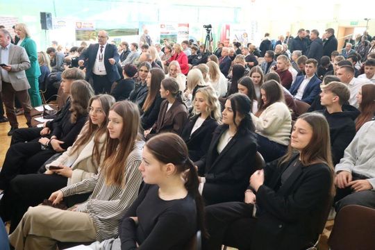 Mieszkańcy Tomaszowa Lubelskiego w oczekiwaniu na Karola Nawrockiego [ZDJĘCIA]